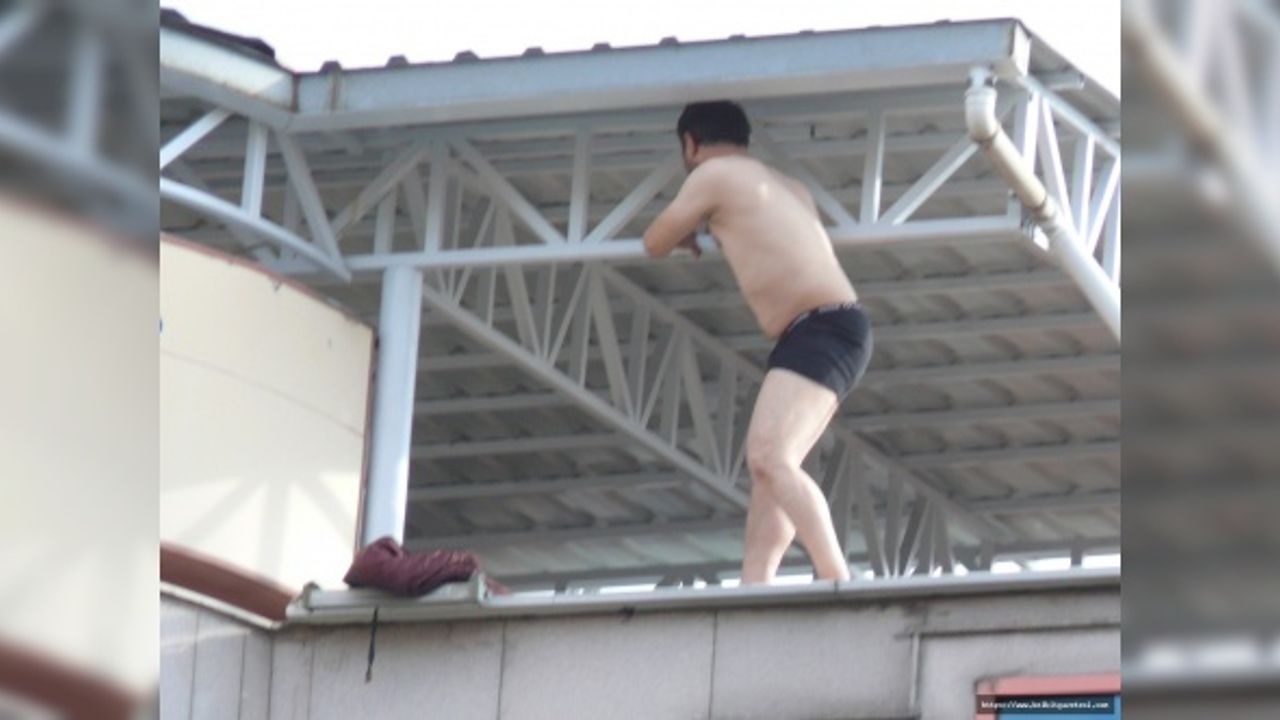 5 katlı binanın çatısında yarı çıplak intihara kalkıştı, polis vazgeçirdi