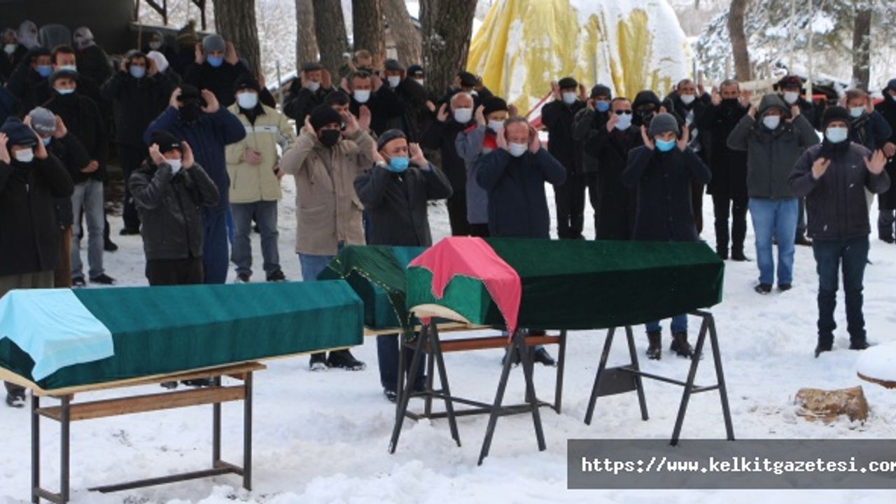 Öldürdüğü öz ve üvey annesiyle yan yana toprağa verildi