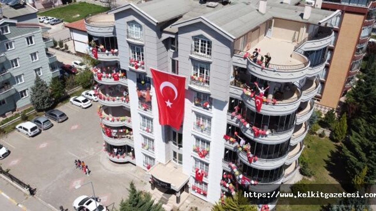 Tokat'ta, 23 Nisan coşkusu binalara yansıdı