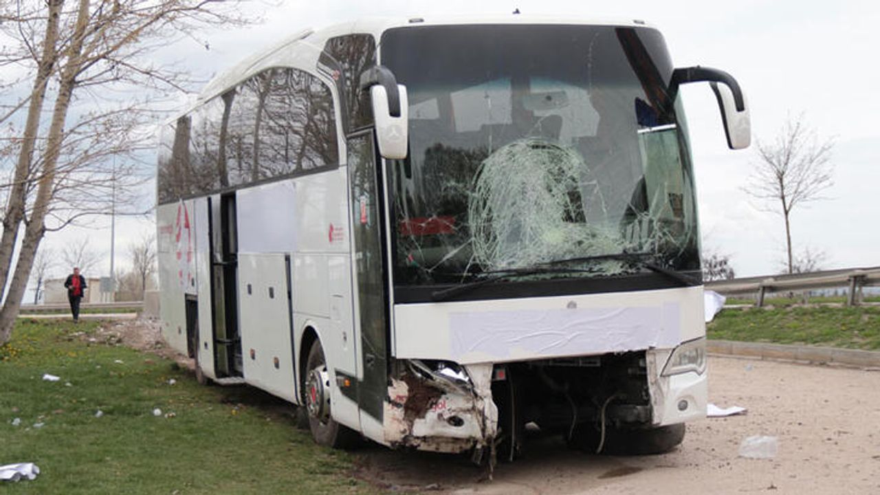 Yolcu Otobüsü, Beton Blok ve Bariyerlere Çarptı: 17 Yaralı