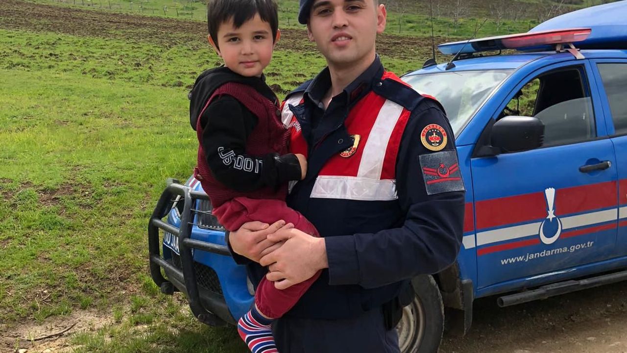 Erbaa Çakır Köyü'nde Kaybolan 3 Yaşındaki Çoçuğu Jandarma Ekipleri Buldu