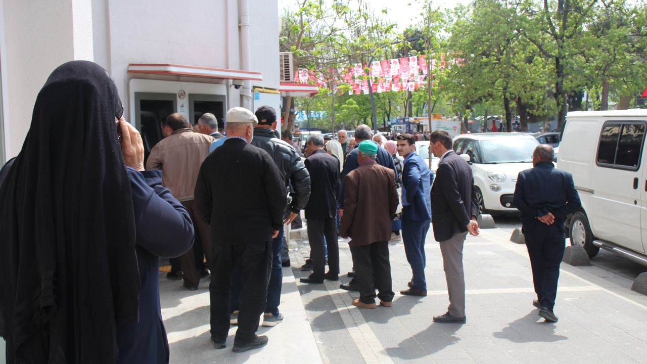 Erbaa’da Bankamatiklerin Önünde Uzun Kuyruklar Oluştu