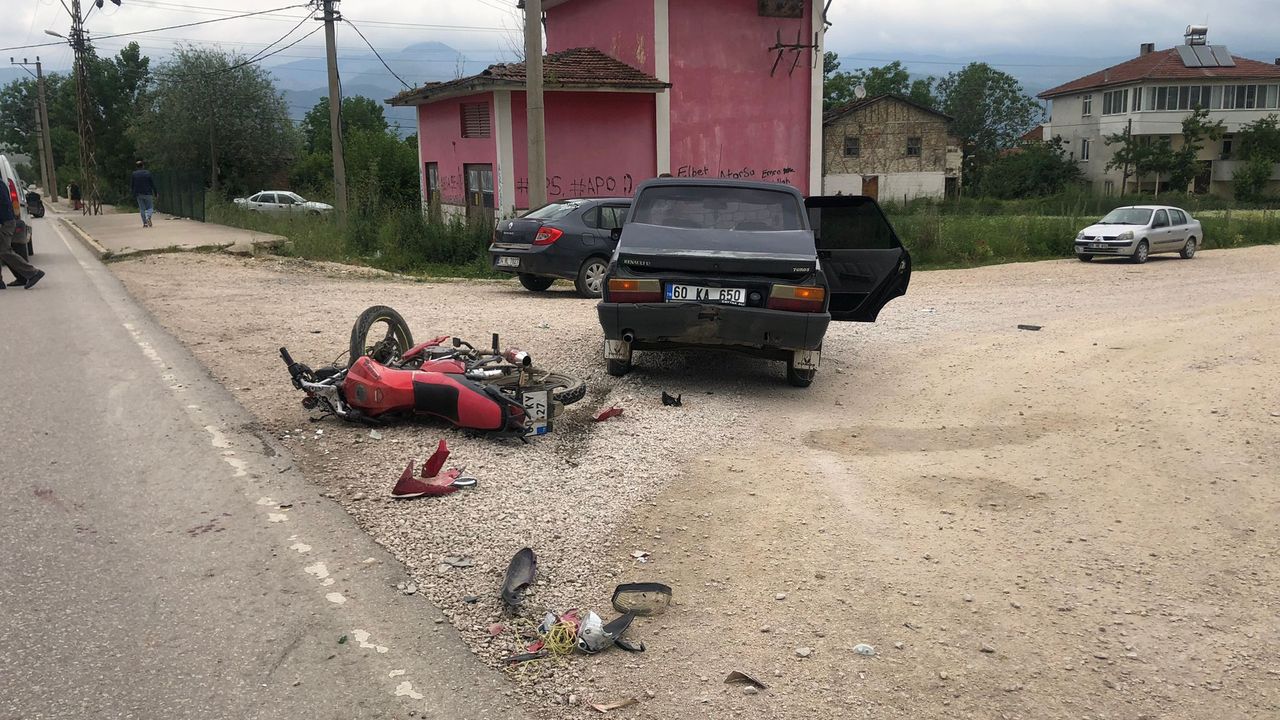 Erbaa’da Motosiklet Otomobile Çarptı: 2 Yaralı