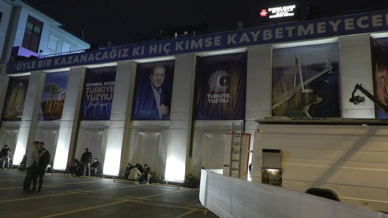 AK Parti İstanbul İl Başkanlığı Önünde Partililerin Bekleyişi