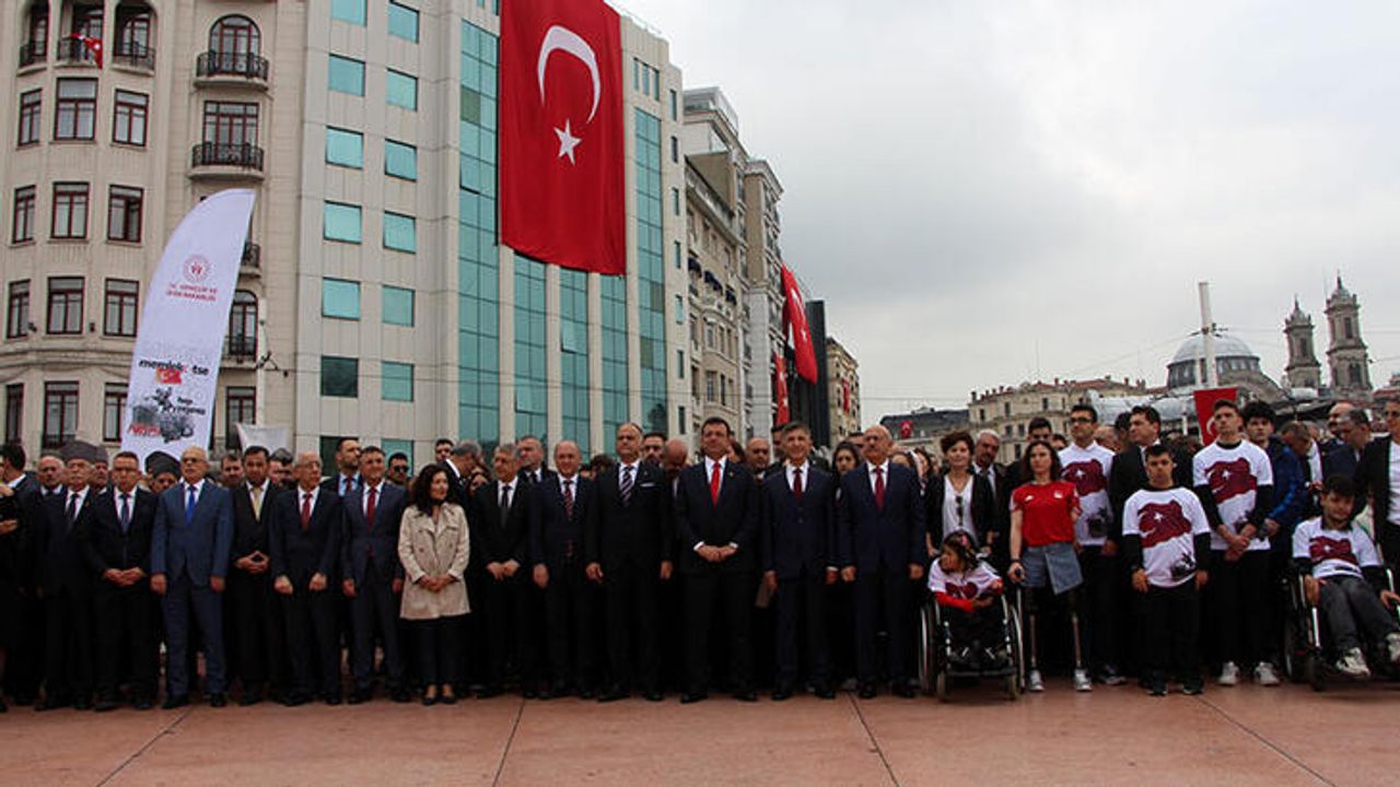 Taksim Cumhuriyet Anıtı’nda 19 Mayıs Töreni