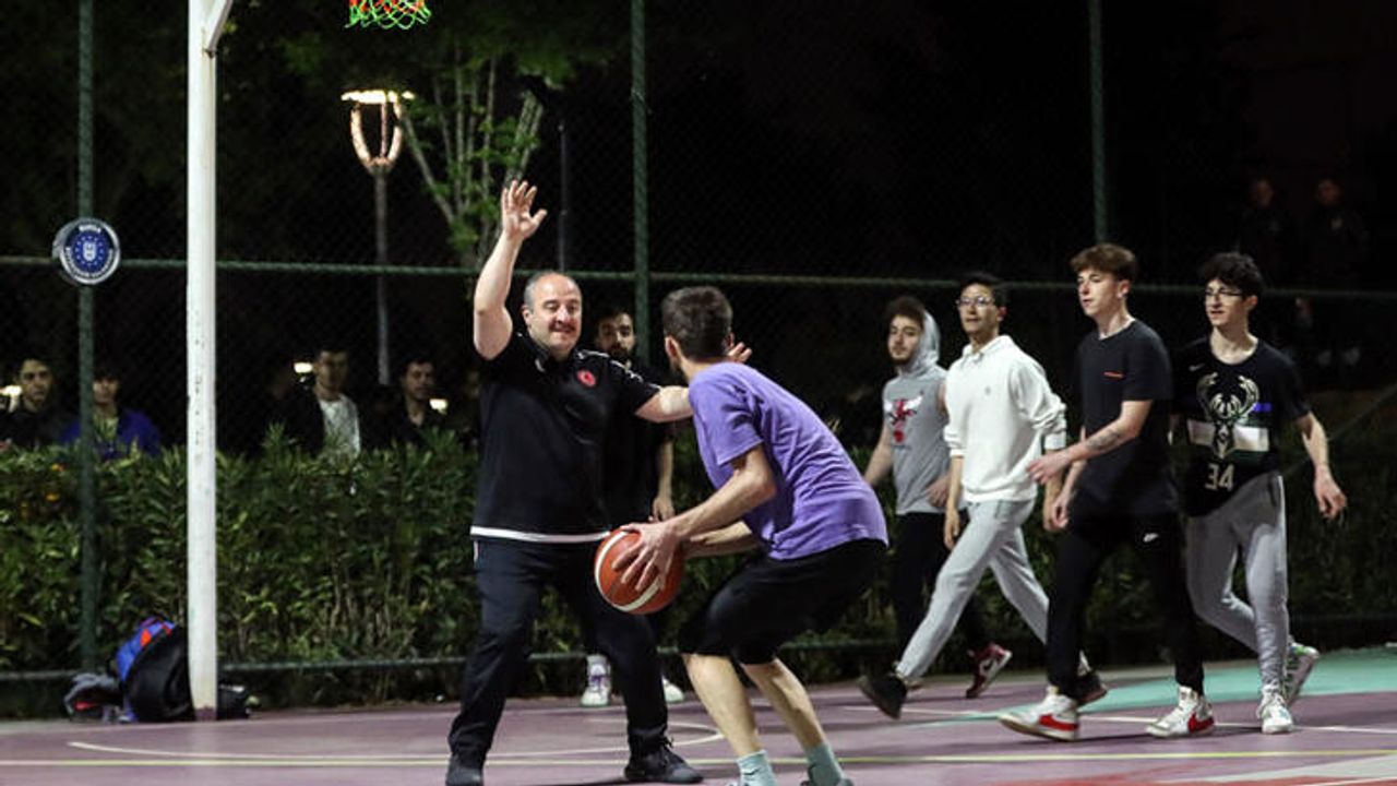Bakan Varank, Gençlerle Basketbol Oynadı