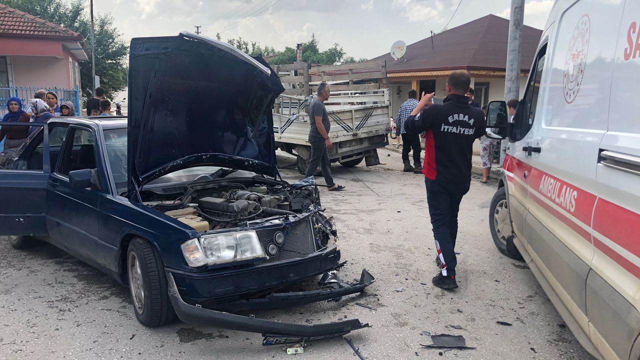 Erbaa’da Otomobil İle Pikap Çarpıştı: 2 Yaralı