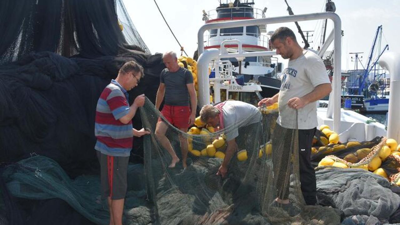 İzmir’de Balıkçıların Son Hazırlığı