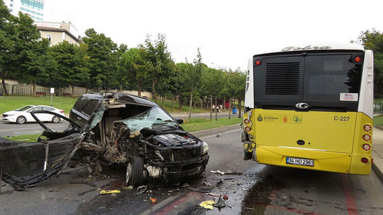 Üsküdar’da Cip İETT Otobüsüne Çarptı : 1 Yaralı