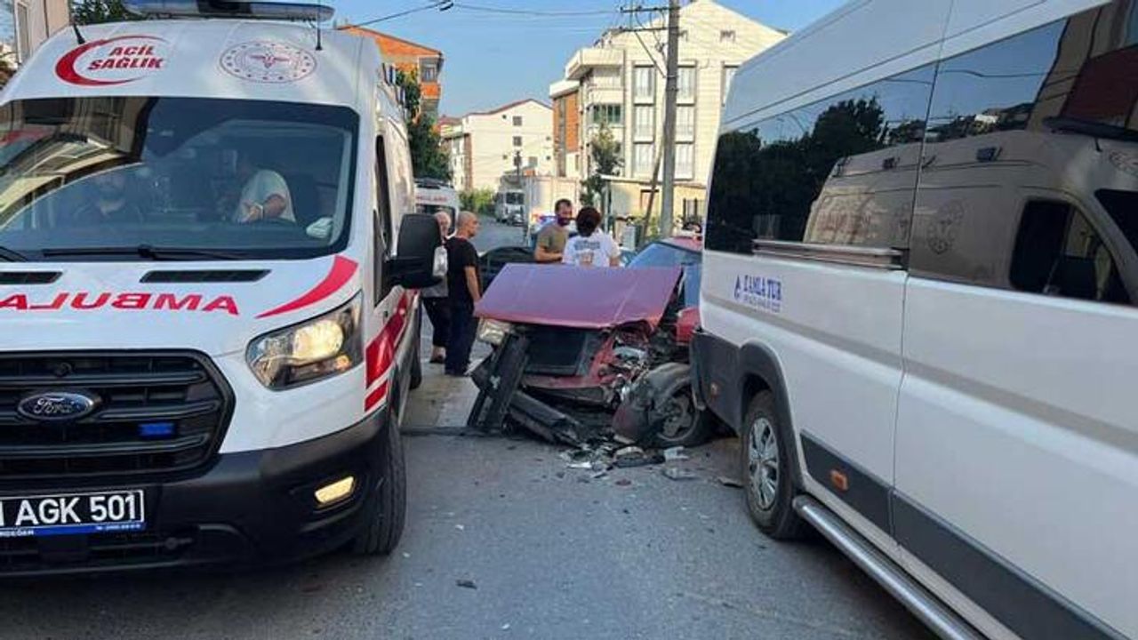 Duran Minibüse Çarpan Otomobilde: 6 Kişi Yaralandı