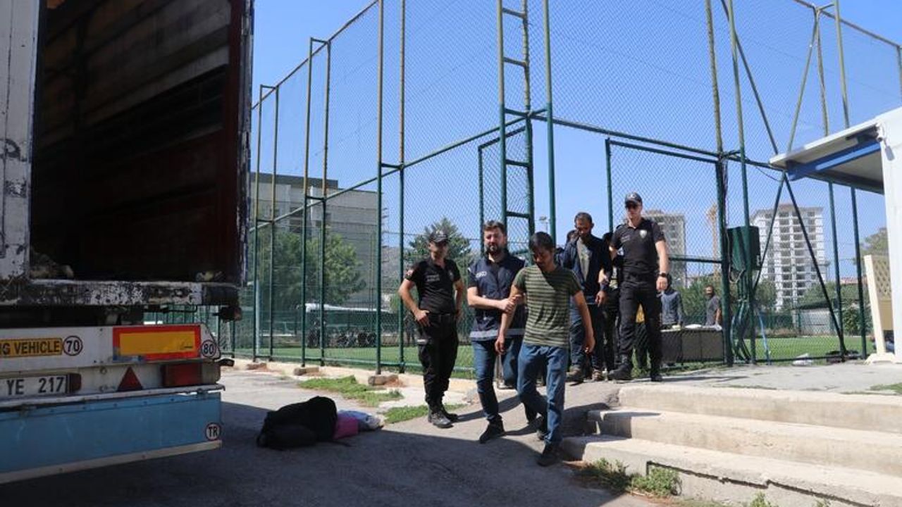 Amasya’daTIR'ın Dorsesinden 39 Kaçak Göçmen Yakalandı