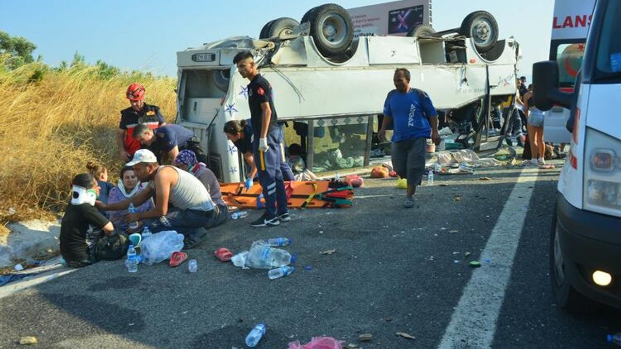Tarım İşçilerini Taşıyan Midibüs İle Otomobil Çarpıştı: 30 Yaralı