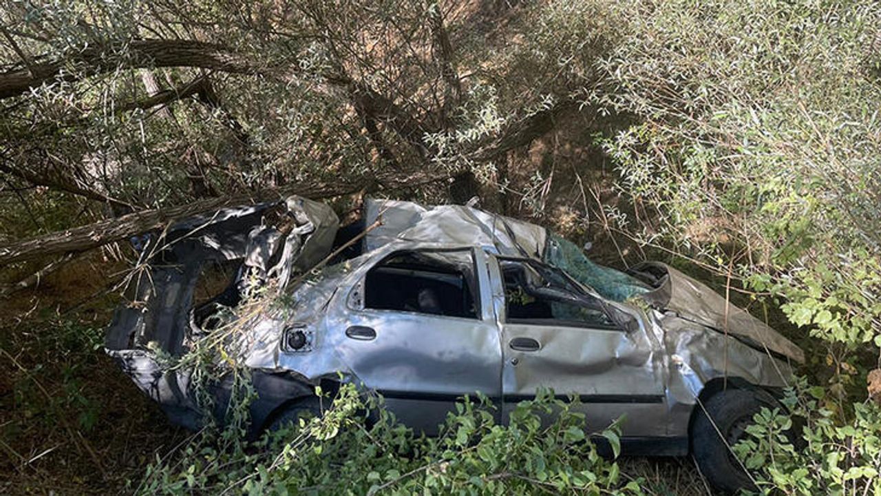 Adana'da  Otomobil Ağaçlara Çarptı: 3 Ölü, 4 Yaralı