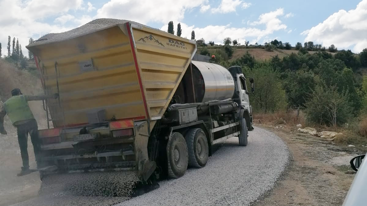 Erbaa’da Köy Yollarında Sathi Kaplama Asfalt Çalışmaları Devam Ediyor