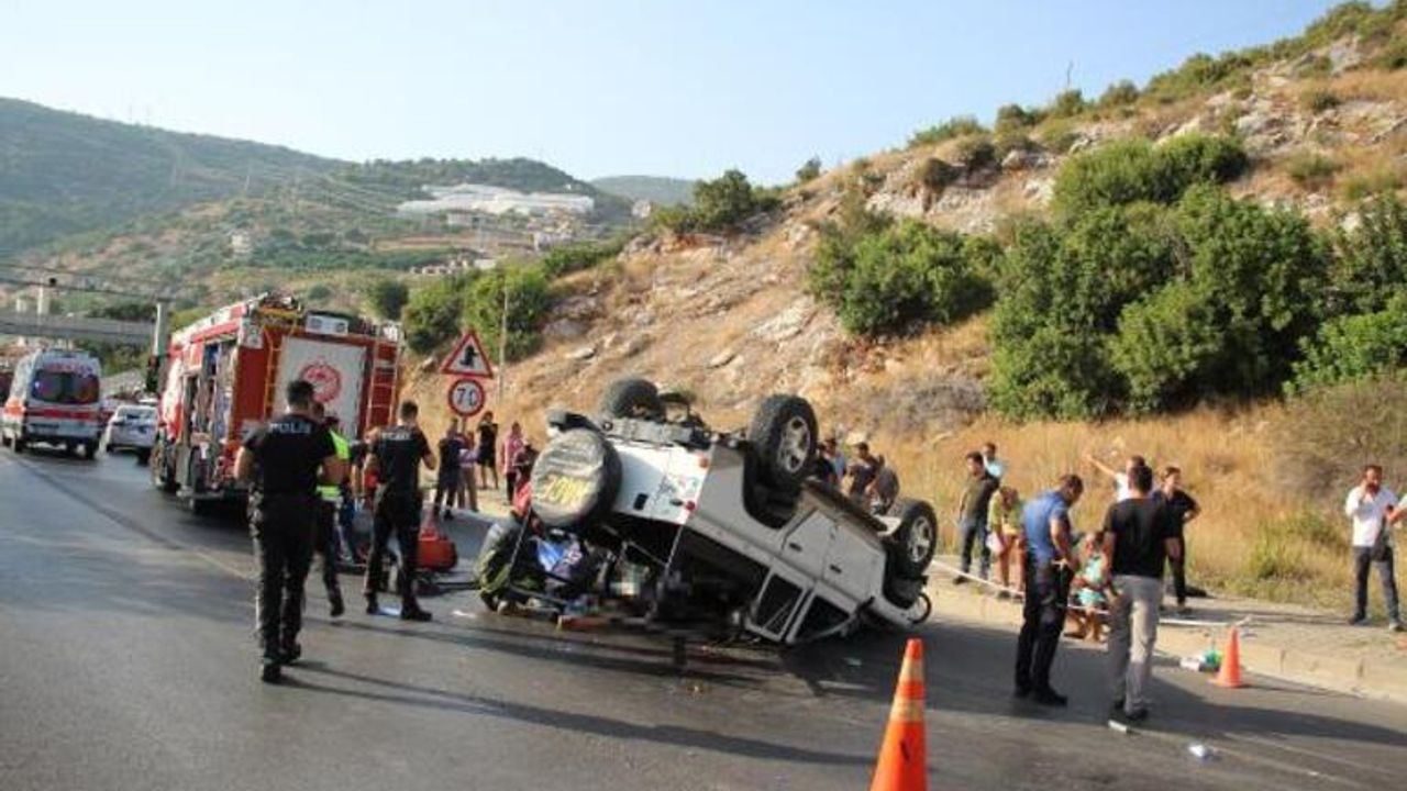 Alanya’da zincirleme kazada devrildi; 1 ölü, 10 yaralı