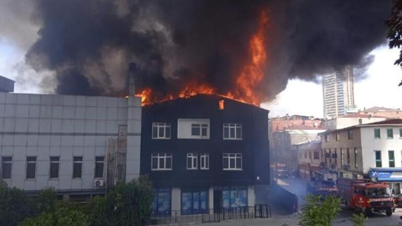 Ataşehir'de Korkutan Yangın 3 Binaya Sıçradı