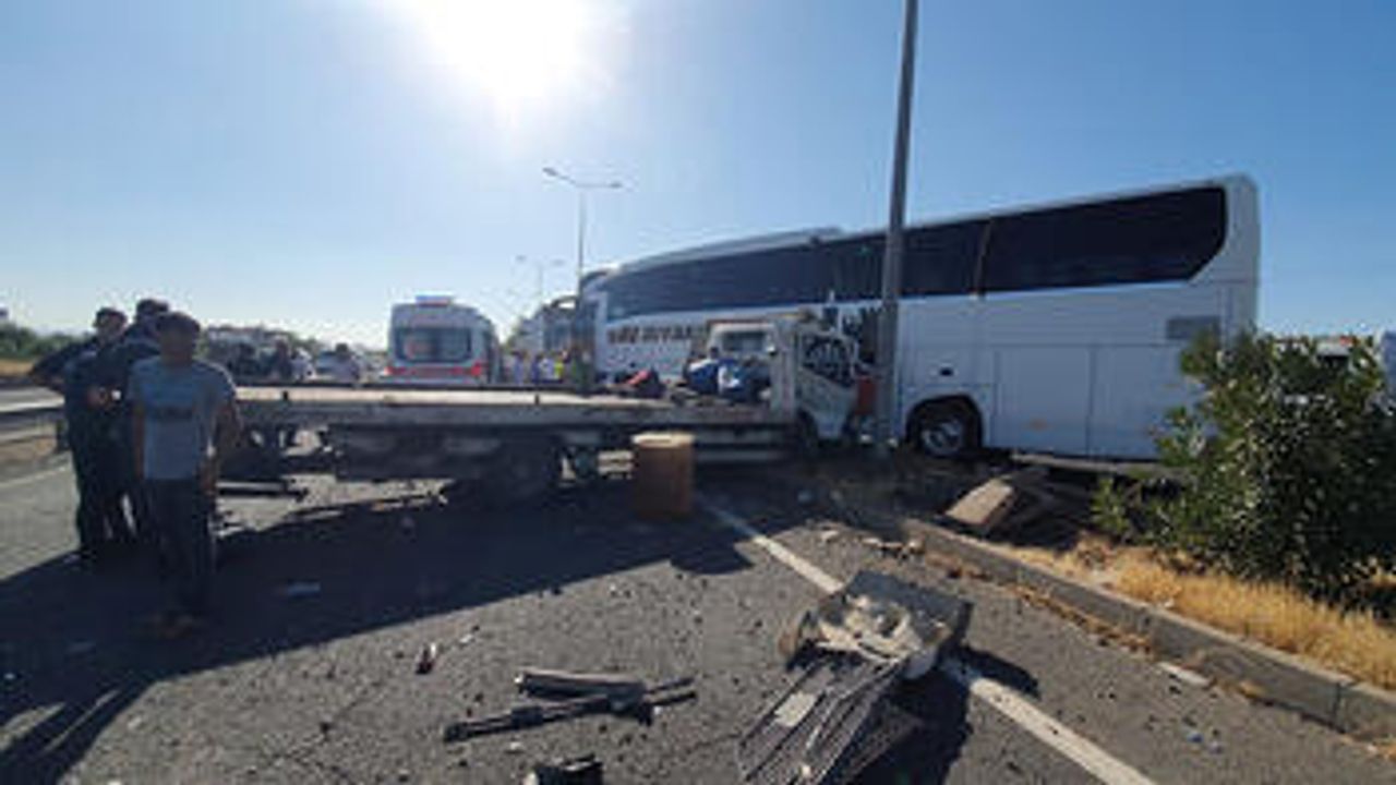 Diyarbakır’da Çekici, Kamyon ve Yolcu Otobüsünün Karıştığı Kazada 6 Kişi Yaralandı