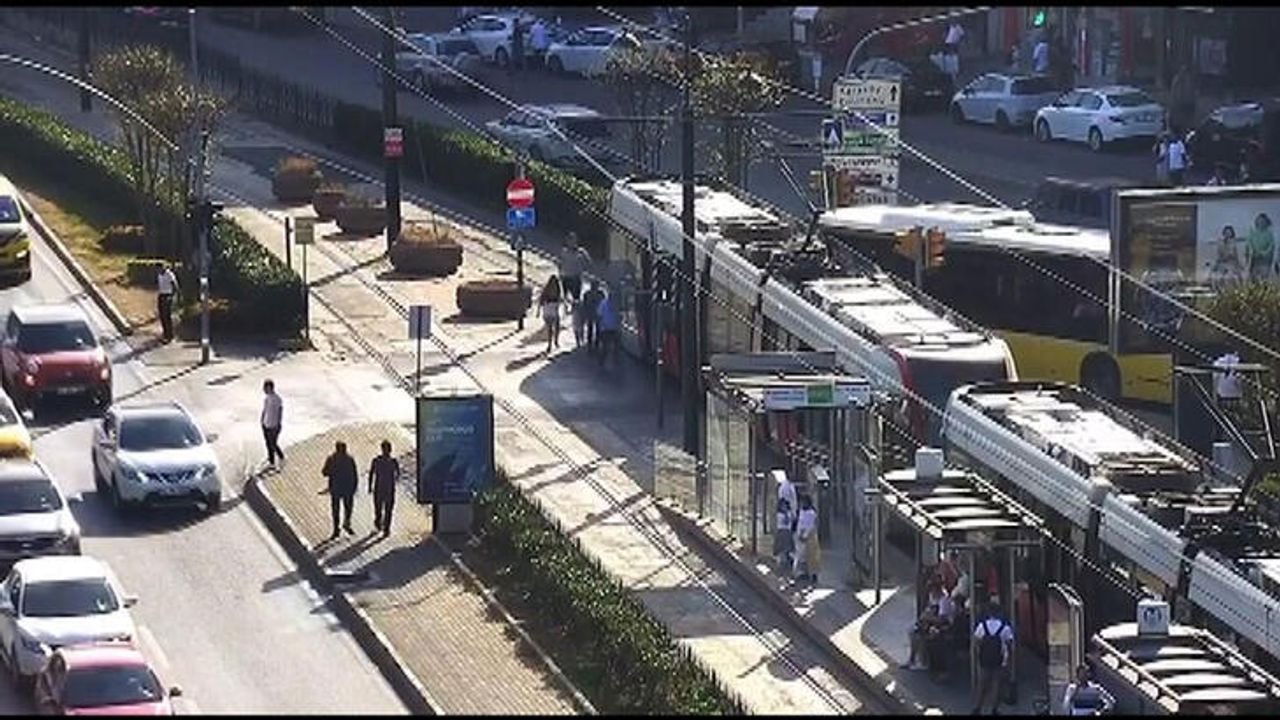 İstanbul Beyoğlu'nda İETT Otobüsü Tramvaya Çarptı