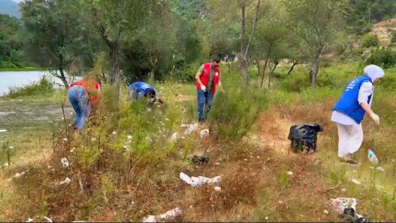 Erbaa’da Gençlik Merkezi Gönüllü Gençleri Mesire Alanlarındaki Çöpleri Topladı