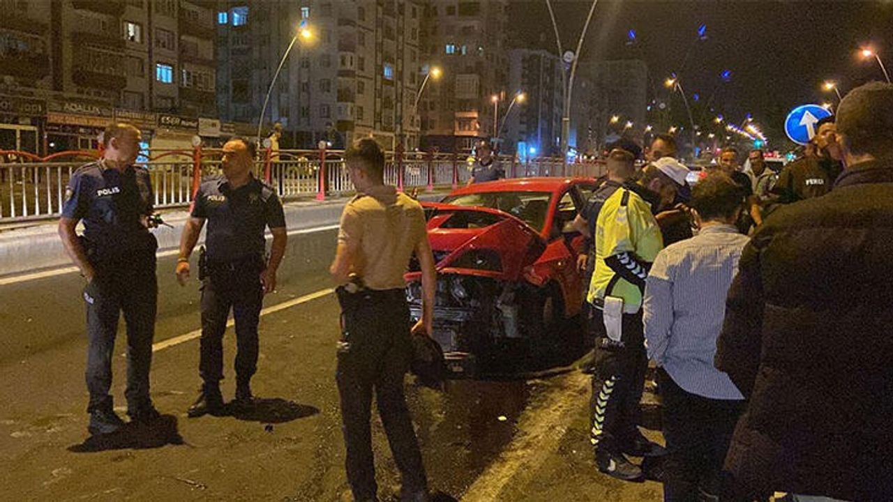 Alkollü Sürücünün Kullandığı Otomobil Bariyerlere Çarptı: 4 Yaralı