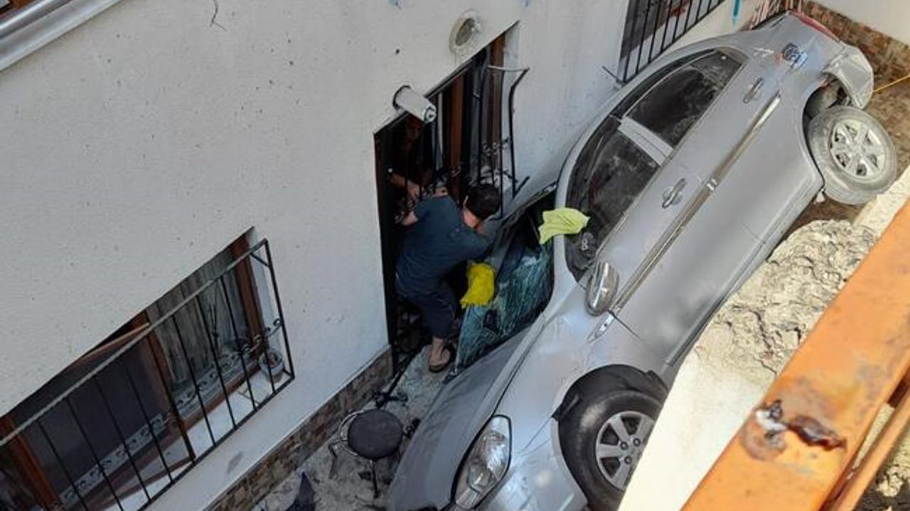 Kağıthane'de Otomobil Apartman Boşluğuna Düştü