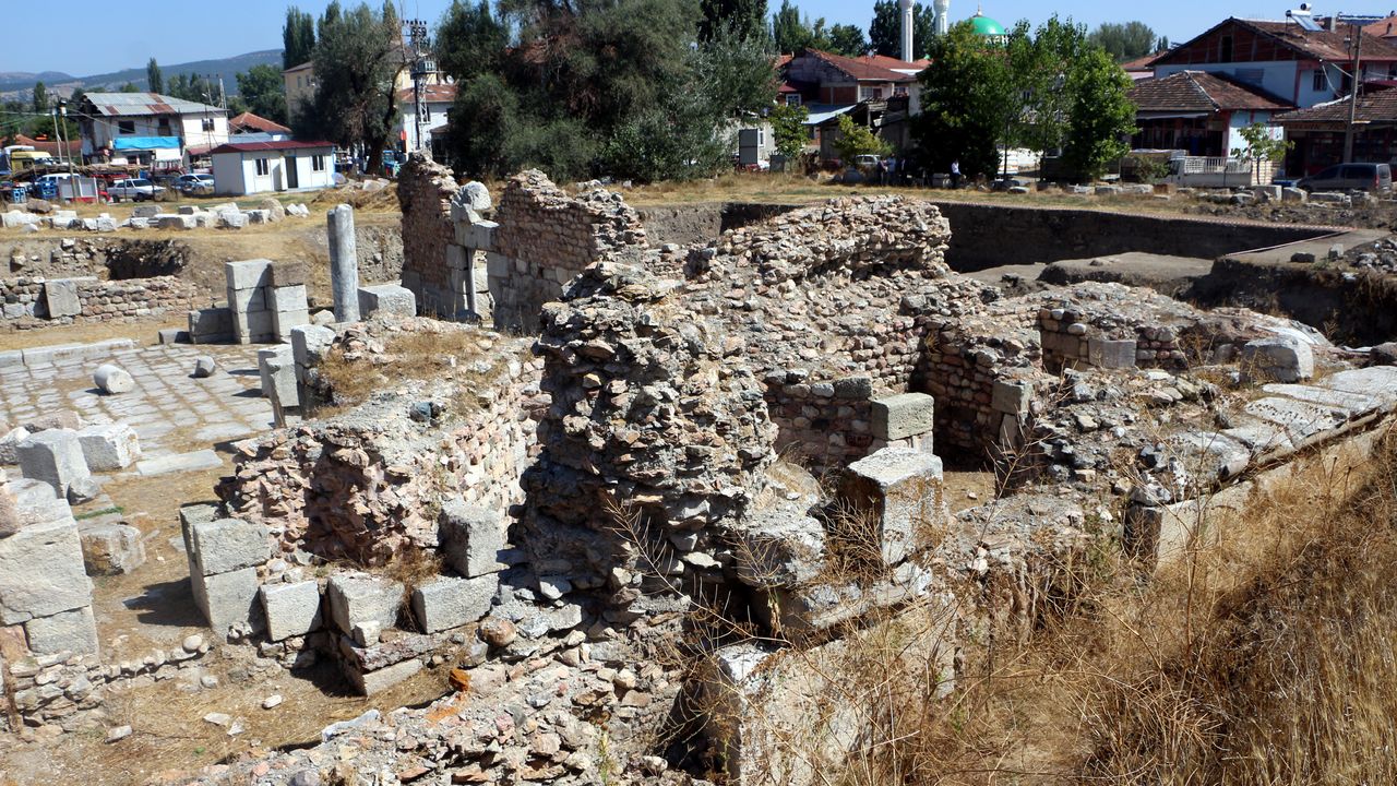Sebastapolis Antik Kenti Kazılarında 2 Bin Yıllık Roma Yolu Bulundu
