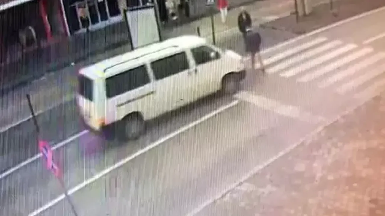 Yaya Geçidinde Minibüsün Çarptığı Yaya Ağır Yaralandı; Kaza Kamerada