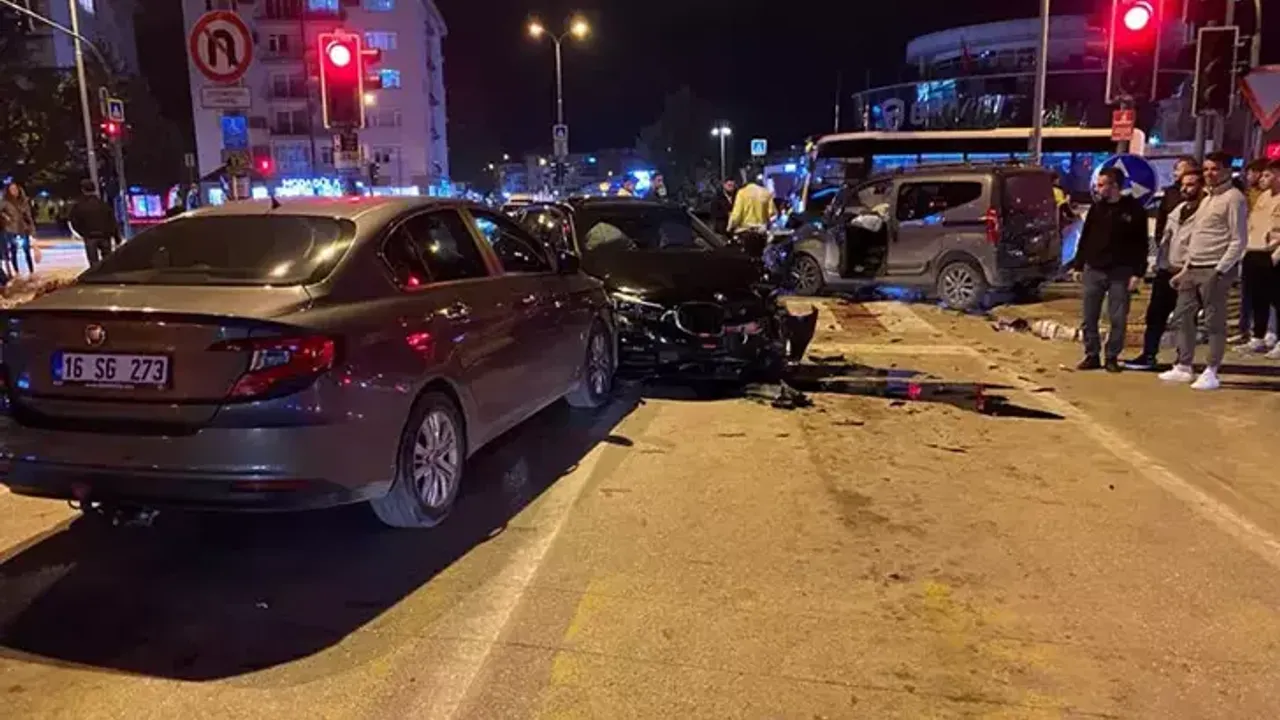 'Kırmızı Işık' İhlalinin Neden Olduğu Kazaya 3 Araç Karıştı, 3 Sürücü Yaralandı