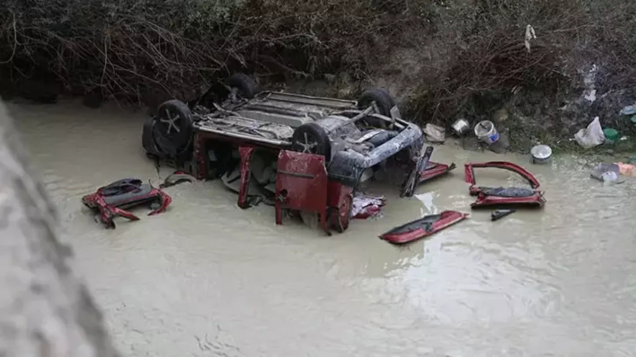 Hafif Ticari Araç Gediz Nehri'ne Uçtu: 3 Ölü