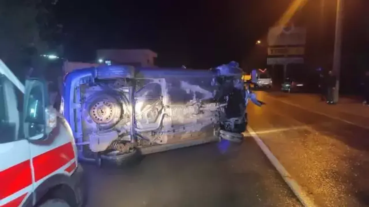 Sürücüsünün Virajı Alamadığı Otomobil, İş Yerinin Duvarına Çarptı: 2 Yaralı