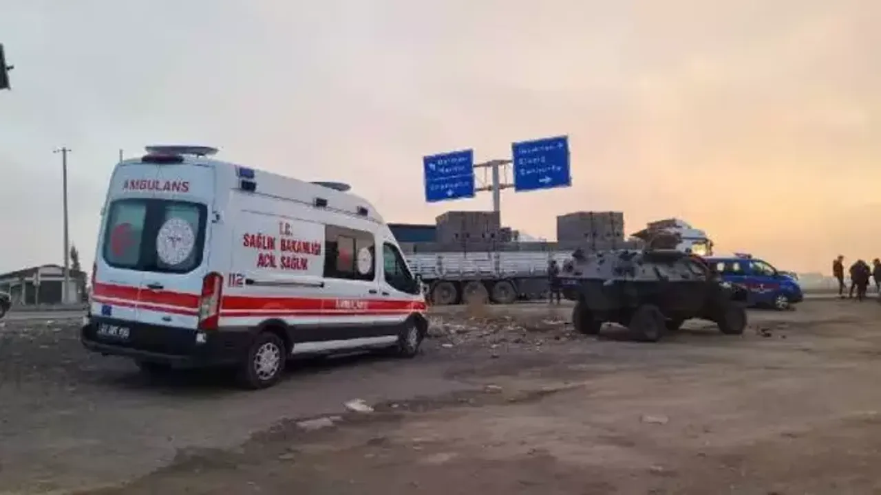 Diyarbakır'da TIR İle Otomobil Çarpıştı; 1'i Ağır 6 Yaralı