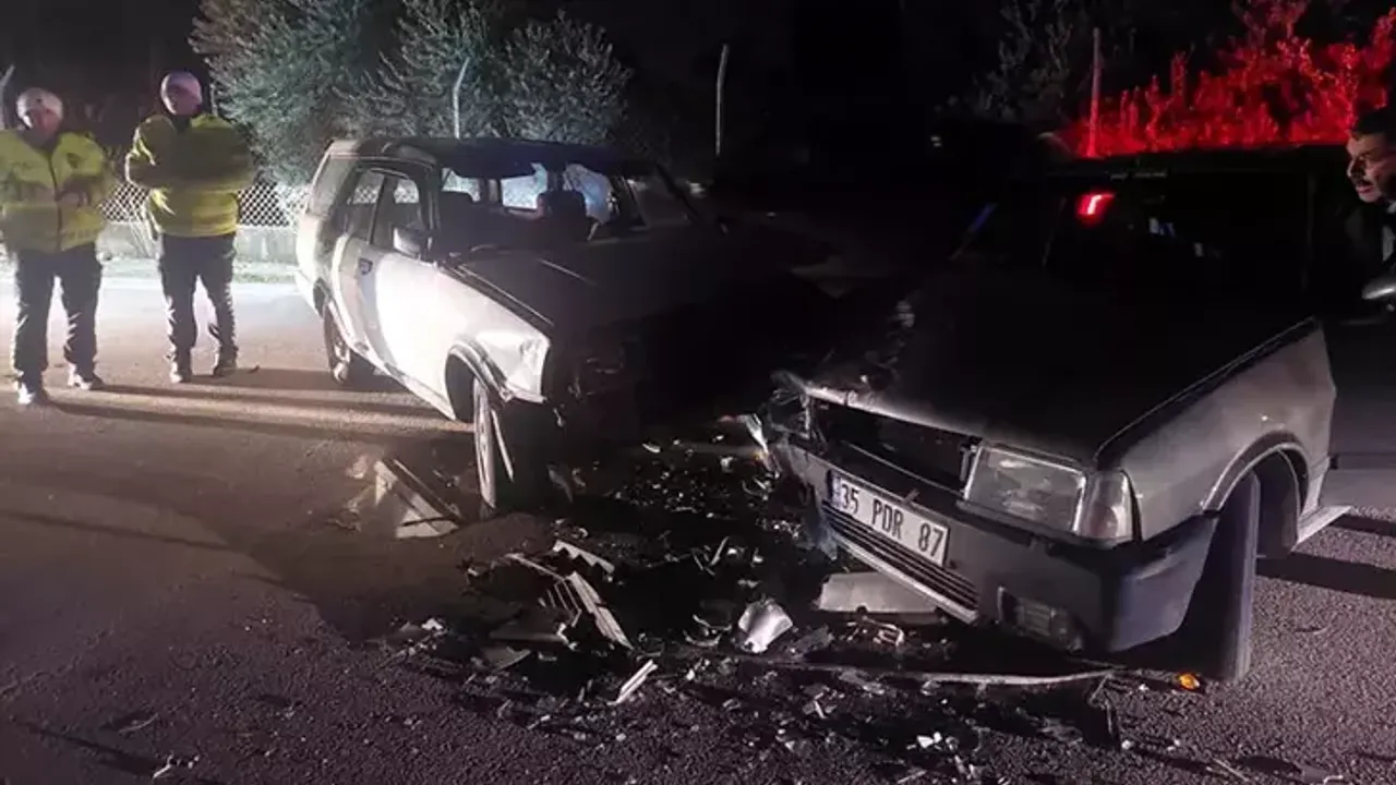 İzmir'de İki Otomobil Kafa Kafaya Çarpıştı: 3 Yaralı