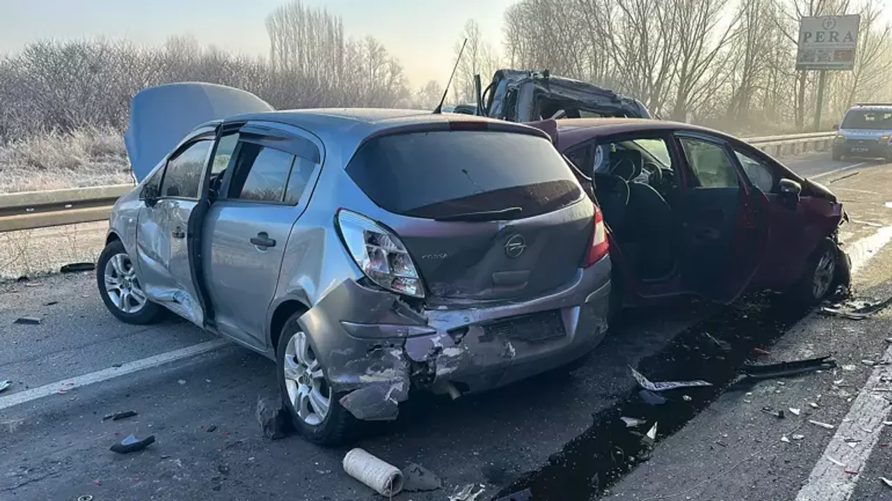 Kütahya'da 8 Aracın Karıştığı Zincirleme Kaza: 4 Yaralı