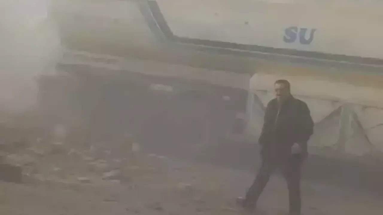 Esenyurt'ta Yıkım Sırasında Bina Caddeye Çöktü