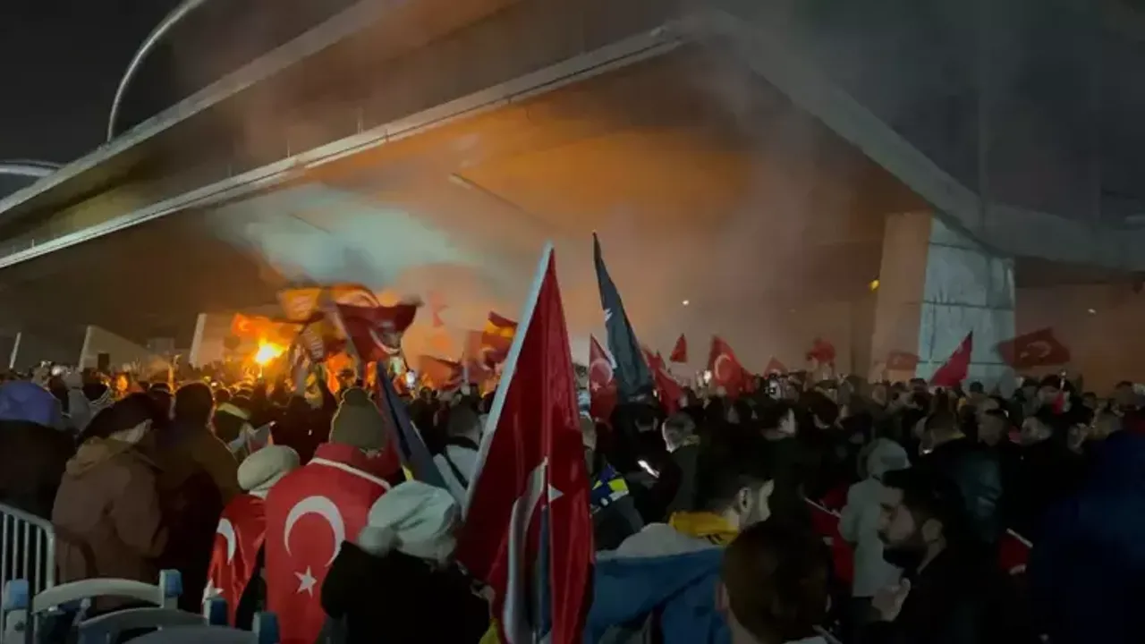 Fenerbahçe Ve Galatasaray İstanbul'da Coşkuyla Karşılandı