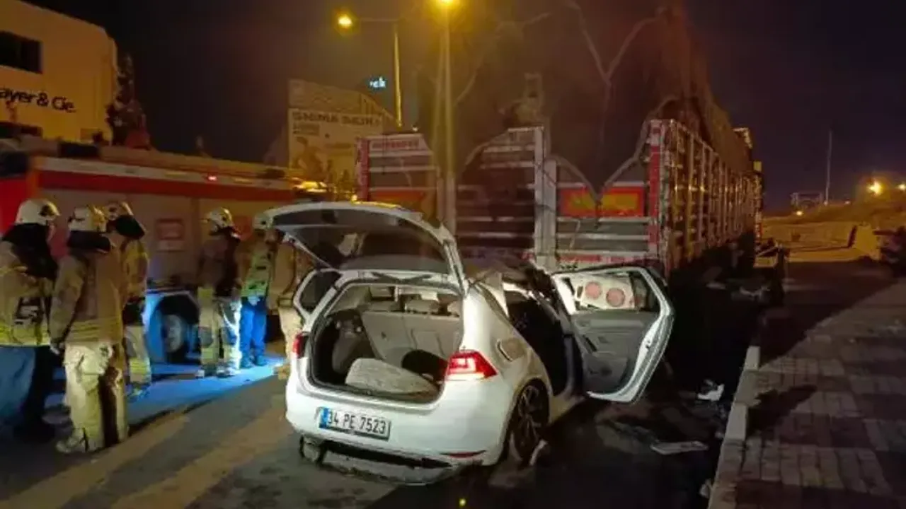 Esenler'de Otomobil Park Halindeki TIR'ın Altına Girdi: 2 Ağır Yaralı