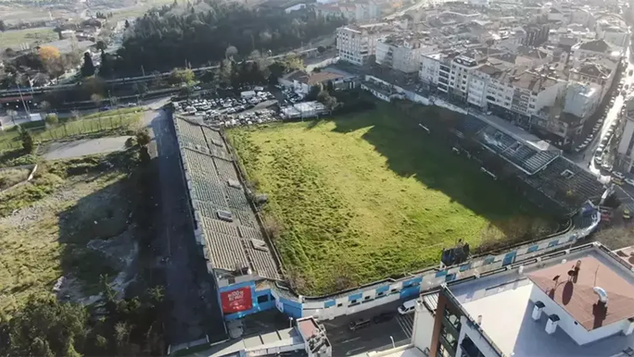 Zeytinburnu'nda Davalık Olan 16 Bin Kişilik Stadyum Kaderine Terk Edildi