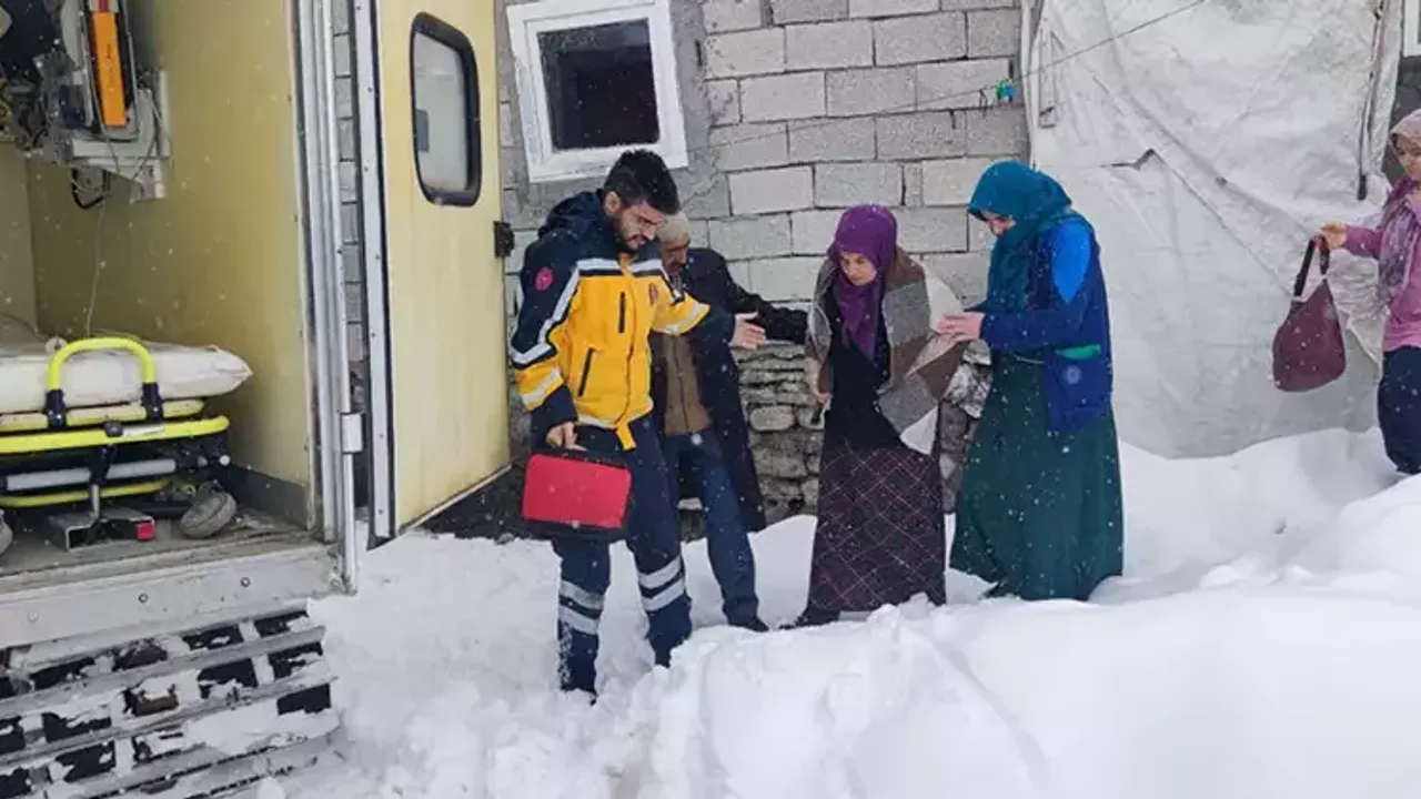 Yolu Kardan Kapanan Mezrada Rahatsızlanan Hamile Kadın, Paletli Ambulansla Alındı