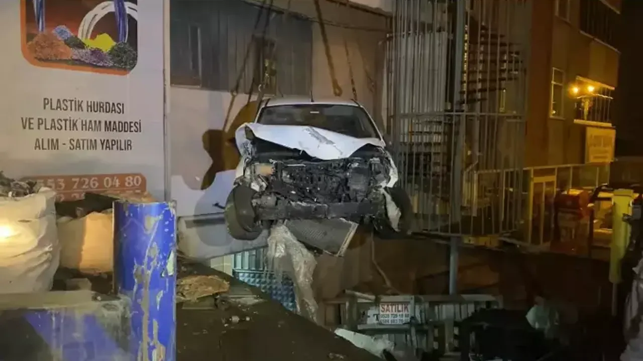 Sultanbeyli'de Kaza Yapan Sürücü Yaralı Arkadaşını Bırakarak Olay Yerinden Uzaklaştı
