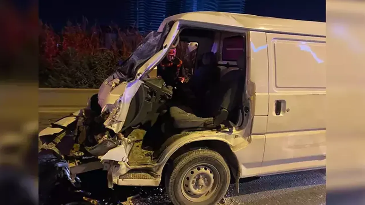İzmir'de, Yol Temizleme Aracına Çarpan Minibüsün Sürücüsü Ağır Yaralandı