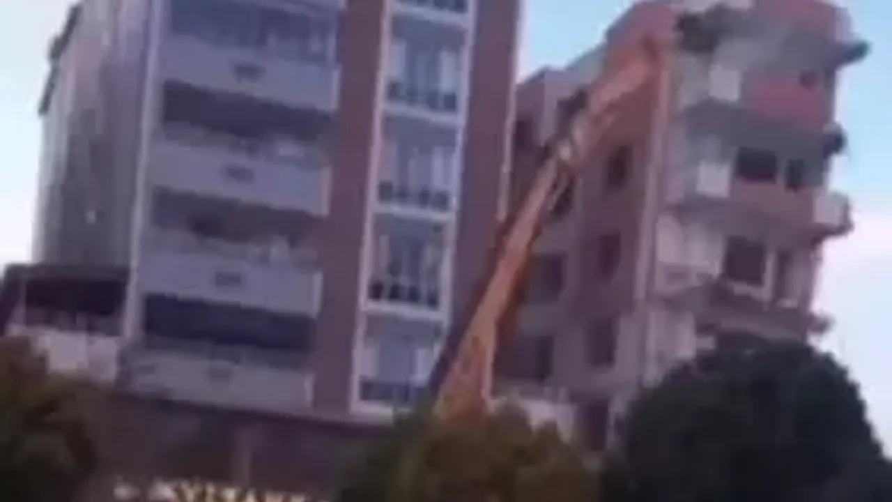 Gaziantep’te, Ağır Hasarlı 6 Katlı Bina Yıkılırken Çöktü