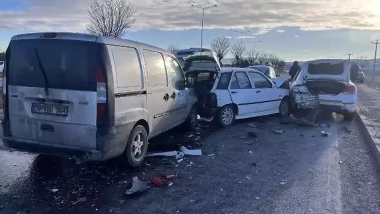 Sivas'ta, 10 Aracın Karıştığı Zincirleme Kazada 1 Yaralı