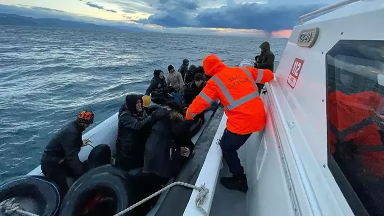 Çanakkale Açıklarında Yunanistan'ın Geri İttiği 37 Kaçak Göçmen Kurtarıldı