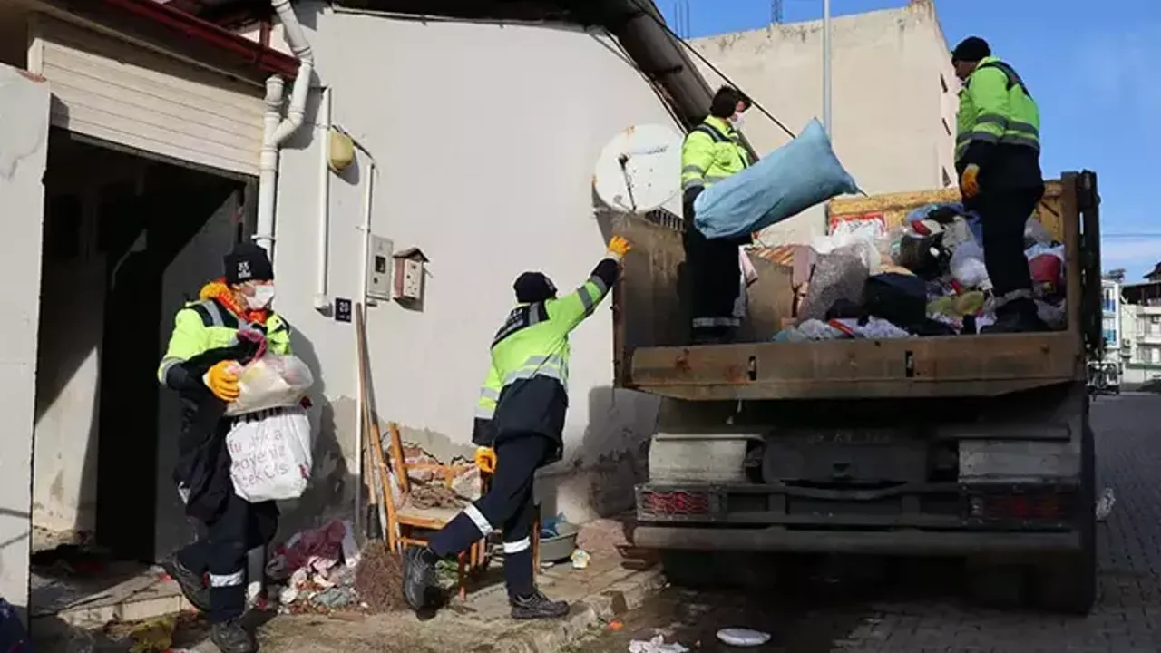 Aydın'da Daha Önce 4 Kez Temizlenen Evden 3 Kamyon Çöp Çıktı