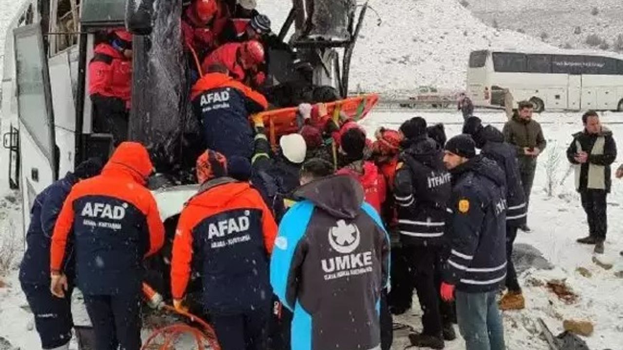 Kars'ta 2 Otobüs Ve 1 TIR Zincirleme Kaza Yaptı: 2 Ölü, 8 Yaralı