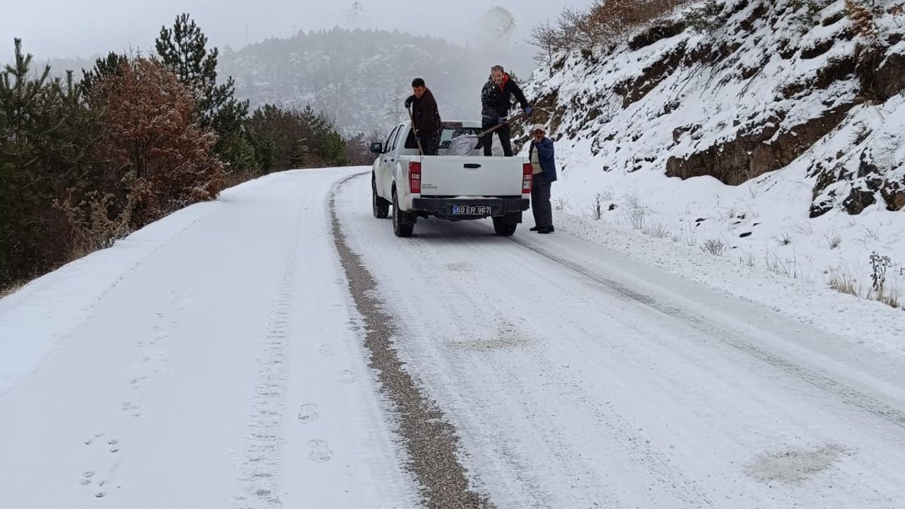 Erbaa’da Buzlanan Köy Yollarında Tuzlama Çalışmaları Sürüyor