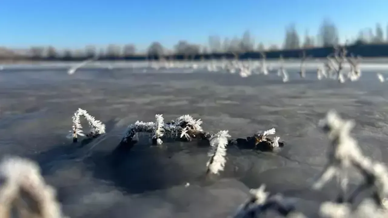 Sivas'ta Sıcaklık Eksi 10 Dereceye Düştü, Gölet Buz Tuttu