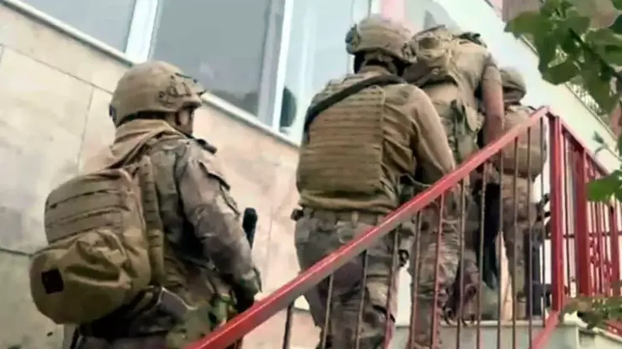 İzmir'de FETÖ Operasyonu; 23 Gözaltı