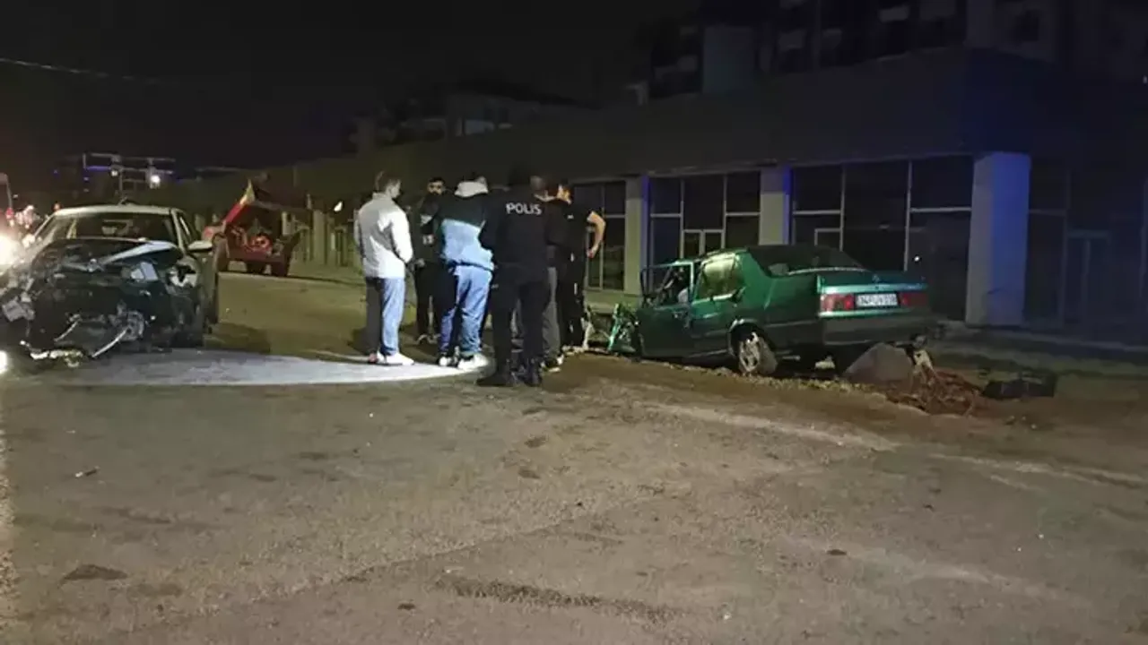 Kocaeli'de İki Otomobil Kafa Kafaya Çarpıştı: 3 Yaralı