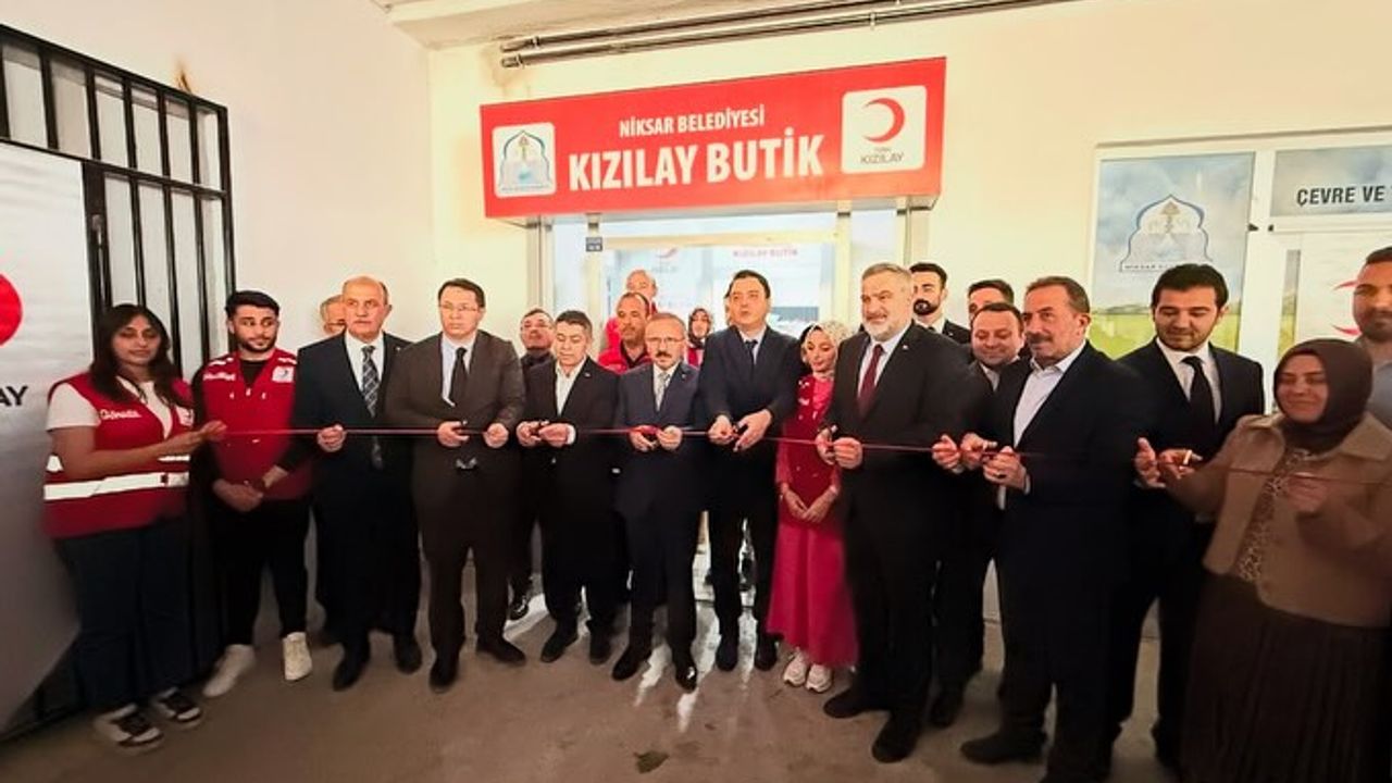 Kızılay Butik Niksar’da Açıldı! İhtiyaç Sahiplerine Giyim Desteği Sağlanacak